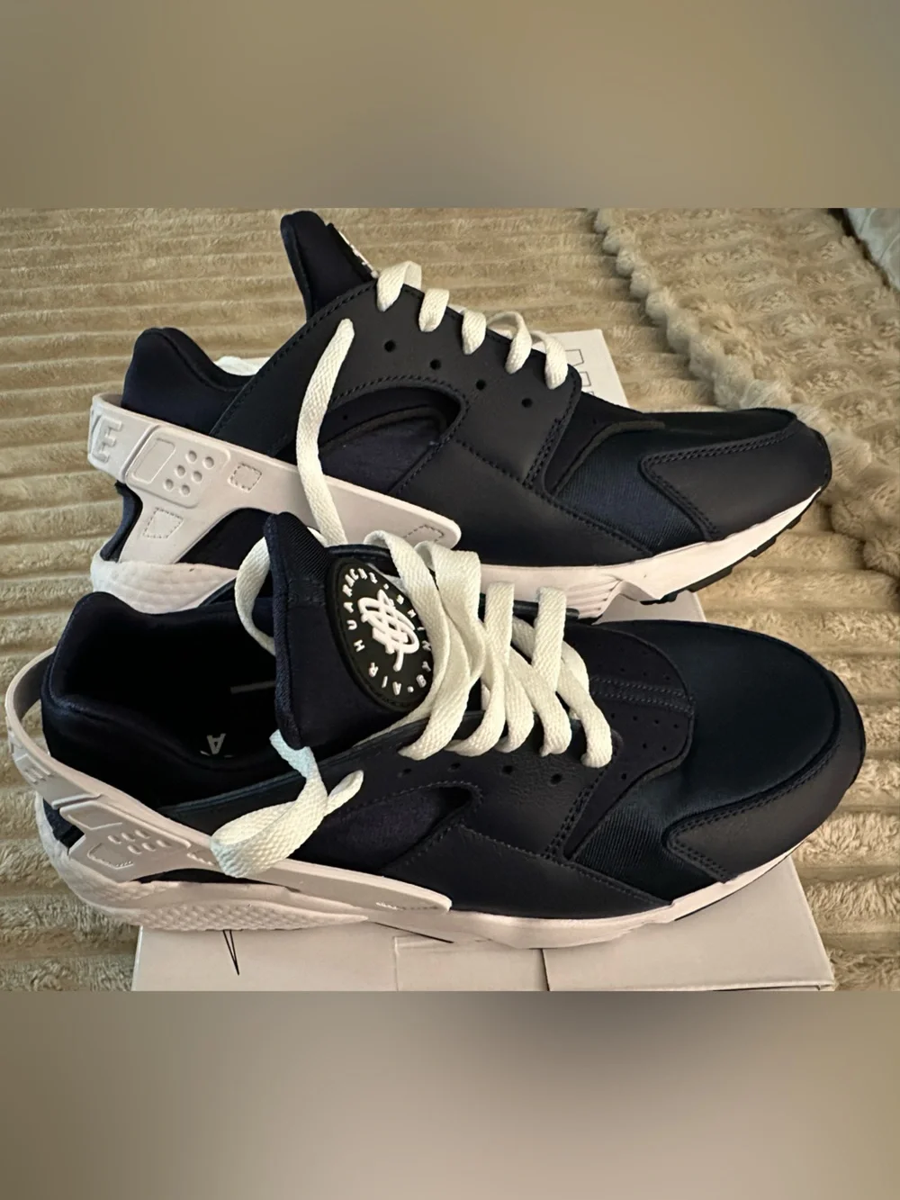 Brand New Nike Air Huarache Women’s Navy/White Lace-Up Sneakers Size 11